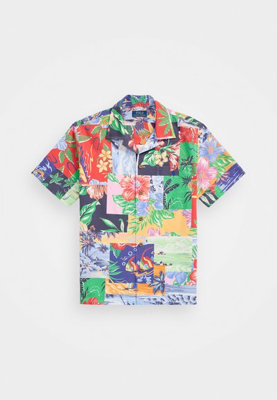 Koszula z krótkim rękawem zapinana na guziki, z wielokolorowym wzorem patchworkowym, w którym występują kwiatowe i tropikalne motywy na mieszance jaskrawych tło.
