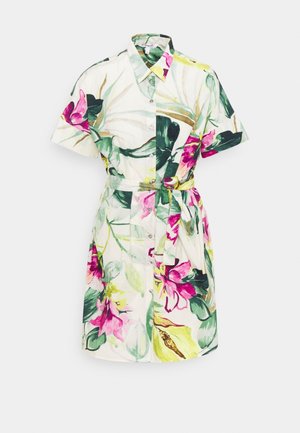 Robe boutonnée à manches courtes avec col, ceinture, et grand imprimé floral rose, vert et jaune sur fond blanc.