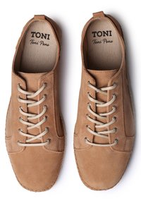 Par obućara od smešnog brušenog kože smešnih boja bež vezica, šavani đonovi i s oznakom "TONI Toni Pons" unutar.