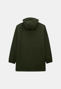 Mörkgrön parkas med huva, med långa ärmar, rak skärning och en slät, matt yta. Bakvy, utan synliga knäppningar.