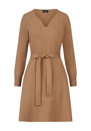 Strickkleid in Hellbraun mit V-Ausschnitt, langen Ärmeln und einem gebundenen Gürtel in der Taille. Weiche Textur und schlanke Silhouette.