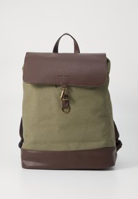 Zaino in tela di colore verde oliva con pattina e base in pelle marrone, dotato di una chiusura in oro e di una maniglia superiore per il trasporto.