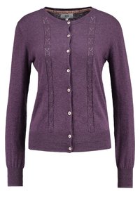 Lila cardigan gjord av mjukt tyg, med rund hals, knappstängning, texturerade paneldetaljer och ribbade ärm- och nederkanter.
