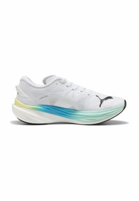Chaussure de sport blanche avec une tige texturée, dotée d'une semelle dégradée en bleu, vert et jaune, et d'un logo noir sur le côté.