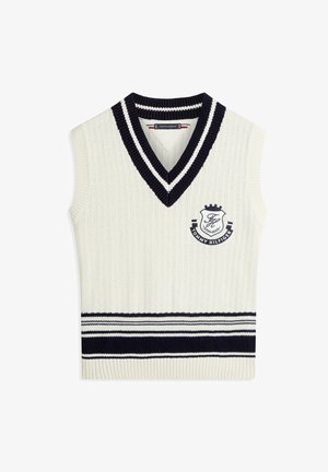 Witte gebreide mouwloze sweater-vest met marineblauw-witte gestreepte V-hals en zoom, met een marineblauw Tommy Hilfiger logo op de borst.