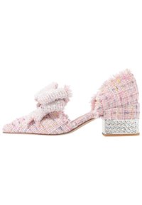 Rosa tweed högklackad sko med spetsig tå, volangdetaljer och en glittrande blockklack prydd med rhinestones.