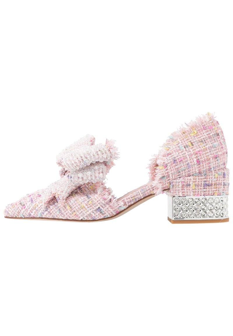 Rosa tweed högklackad sko med spetsig tå, volangdetaljer och en glittrande blockklack prydd med rhinestones.
