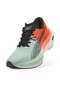 Zapatilla de correr ligera que presenta una parte superior en gradiente de verde menta y coral, malla transpirable, cordones negros y una suela blanca acolchada con acentos negros.