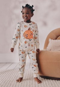 Lyse bomuldspyjamas med et græskar-design, der har legesyge print af græskar og spøgelser, elastiske manchetter og en afslappet pasform.