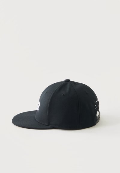 Casquette snapback noire avec une visière plate et un logo texte blanc à l'avant, vue de côté gauche sur un fond clair uni.