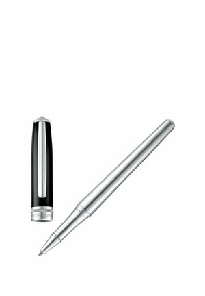 Stylo rétractable argenté avec pointe pointue et capuchon noir séparé affichant un clip en métal et la gravure "HUGO BOSS" sur fond blanc.