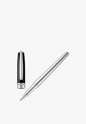 Stylo rétractable argenté avec pointe pointue et capuchon noir séparé affichant un clip en métal et la gravure "HUGO BOSS" sur fond blanc.