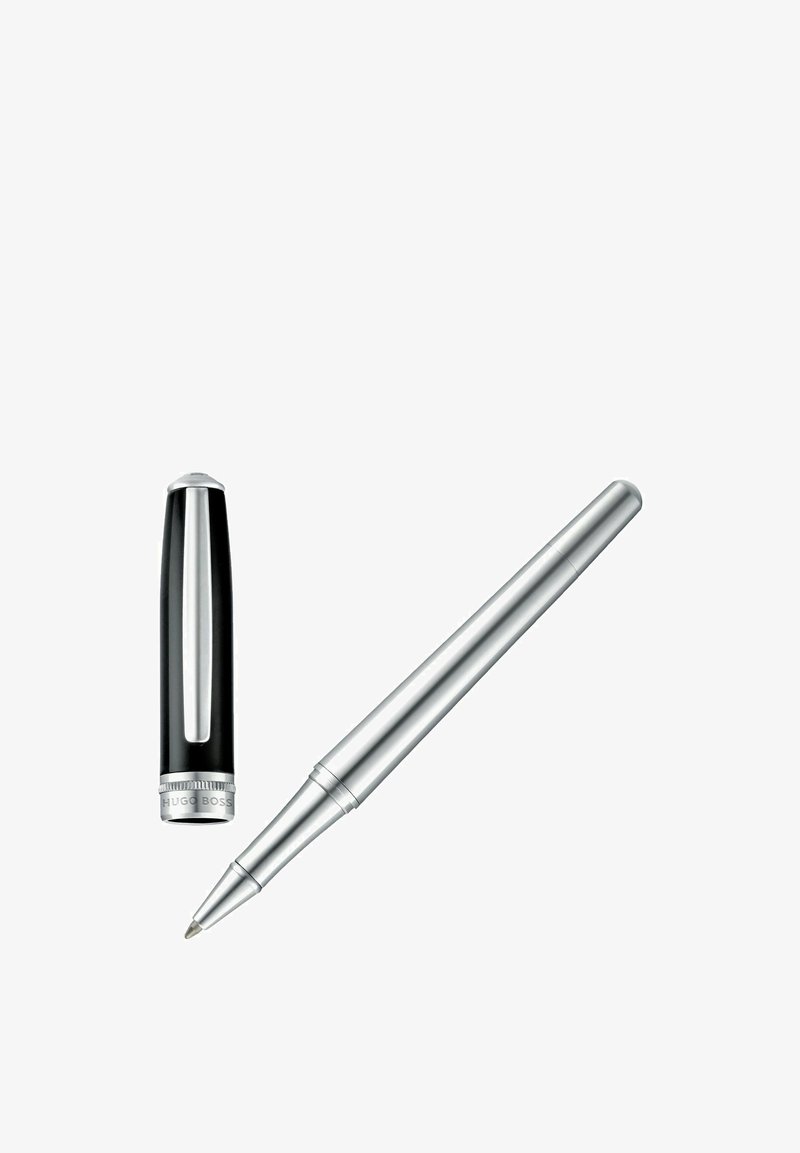 Stylo rétractable argenté avec pointe pointue et capuchon noir séparé affichant un clip en métal et la gravure "HUGO BOSS" sur fond blanc.