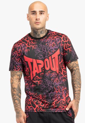 Schwarzes T-Shirt mit kurzen Ärmeln, das ein verzweigtes Muster in Rot und Lila aufweist, und einem großen roten "TAPOUT"-Logo auf der Brust. Hergestellt aus leichter Stoff.