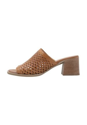 Sandale ouverte en cuir tan présentant un design tressé, un talon bloc et une semelle lisse. Le talon a un motif horizontal texturé.