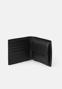 Portafoglio in pelle nera con molteplici slot per carte, una tasca per monete e una superficie liscia. Progettato con un layout interno minimalista.