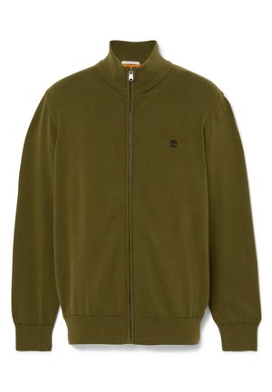 Olijfgroen ritsvest gemaakt van zachte stof, met een hoge kraag, ribgebreide manchetten en zoom, en een klein zwart logo op de borst.