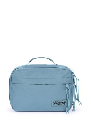 Blød blå rektangulær Eastpak pung med lille håndtag, forlommes lynlås og to lynlåstræk med snoreløkker på hvid baggrund.