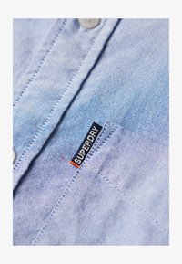 Niet geselecteerd, azure blue chambray oxford