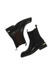 Černé kožené kotníkové boty s bočním zipem, kontrastním hnědým vzorovaným panelem a zlatým akcentem na patě.