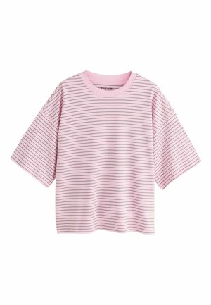 Jasnoróżowy oversize T-shirt z krótkim rękawem, cienkie poziome czarne paski i okrągły dekolt.