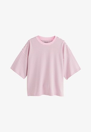 Hellrosa übergroßes T-Shirt mit kurzen Ärmeln, dünnen horizontalen schwarzen Streifen und rundem Ausschnitt.