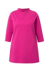 Abito tunica fucsia con collo alto e maniche a tre quarti. Presenta design floreali ricamati sul davanti, realizzato in tessuto morbido.