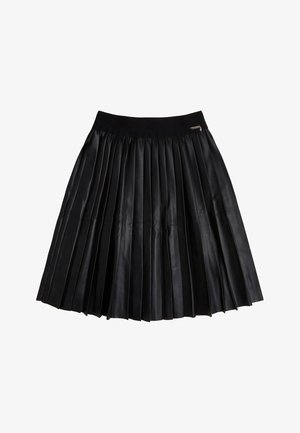 Jupe plissée noire en cuir synthétique avec large ceinture et petit détail de fermeture éclair argentée sur le côté, longueur au genou.