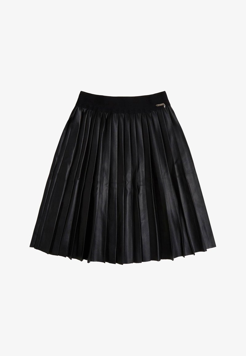 Jupe plissée noire en cuir synthétique avec large ceinture et petit détail de fermeture éclair argentée sur le côté, longueur au genou.