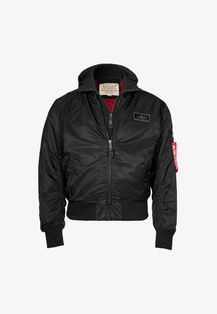 Chaqueta bomber negra con cierre de cremallera, puños y cintura acanalados. Presenta una capucha forrada en rojo y un bolsillo de utilidad en la manga.