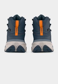 Ζευγάρι μπλε πεζοπορικών μπότες με πορτοκαλί ταινίες έλξης που φέρουν την ετικέτα «KAHA 3», γκρι μεσαίες σόλες και μαύρες εξωτερικές σόλες από λάστιχο, ορατές από πίσω.