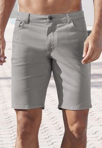 Graue Jeansshorts mit klassischem Schnitt, ausgestattet mit einer Knopfleiste, Gürtelschlaufen und Fronttaschen; glatte Textur und klare Linien.