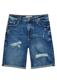 Denim šortky ve středně modré barvě s opotřebenými detaily, roztrhaným lemem a ohrnutými nohavicemi. Mají pět kapes a hnědé zapínání na knoflík.