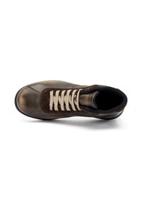 Scarpa casual in pelle e suede marrone con lacci beige, colletto imbottito nero e punta tondeggiante, vista dall'alto su sfondo bianco.