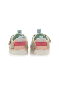 Zapatos infantiles en tonos rosa y beige con una parte superior de tela suave, correa de velcro y acentos en azul claro. Suela de goma plana. Detalles de costura en contraste.