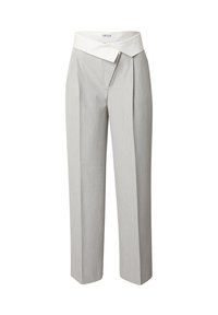 Hellegraue, maßgeschneiderte Hose mit einem weißen, breiten Bund. Sie verfügt über vordere Falten und ein gerades Bein. Glatte Textur, klassische Silhouette.