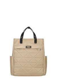 Beige gewatteerde rugzak met zwarte leren handvatten, een voorvak en zijvakken. Beschikt over een metalen logo plaat en stiksels als accent.