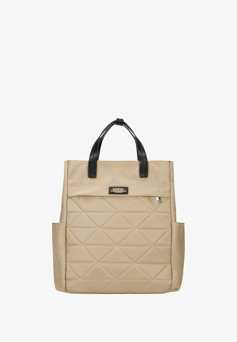 Sac à dos matelassé beige avec poignées en cuir noir, poche avant et poches latérales. Présente une plaque logo en métal et des accents de couture.