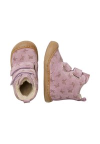 Stivaletti da bambino rosa con suole in gomma marrone, doppie fasce in velcro, interno foderato in pelliccia e piccoli motivi a fiocco stampati sulla superficie in camoscio.