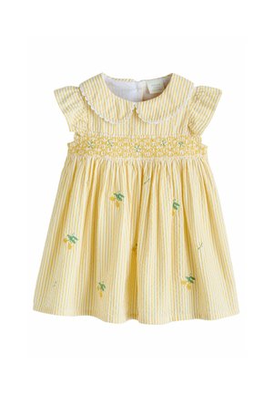 Ein gelb-weiß gestreiftes Kleid mit einem gewellten Kragen, gerafftem Oberteil und floraler Stickerei kleiner gelber Blumen und grüner Blätter.
