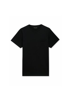 Czarna koszulka z krótkim rękawem i okrągłym dekoltem, z małą kieszonką na piersi, rozłożona na płasko na białym tle.