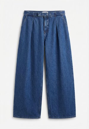 Μπλε τζιν παντελόνι με ευρύ πόδι και ψηλή μέση, με πιέτες στο μπροστινό μέρος, πλαϊνές τσέπες και ταιριαστή ζώνη με μεταλλική αγκράφα.