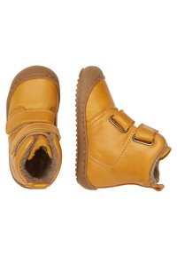Botines de cuero marrón para toddlers con dobles correas de Velcro, suelas de goma y forro interior suave. Diseño de punta redondeada y tobillo bajo.