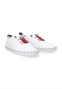 Weiße Lederschuhe mit roten Schnürsenkeln, grauen Akzenten und dekorativer roter Naht entlang der Sohle. Rund zulaufendes Design mit hinteren Schlaufen.