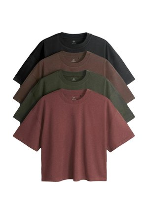 Patru tricouri simple cu gât rotund și mâneci scurte stivuite, culorile de la față spre spate: roz prăfuit, verde măsliniu, maro și negru.