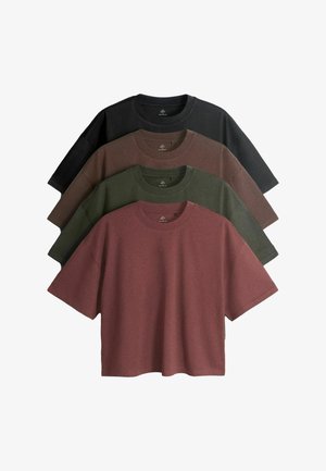 Patru tricouri simple cu gât rotund și mâneci scurte stivuite, culorile de la față spre spate: roz prăfuit, verde măsliniu, maro și negru.