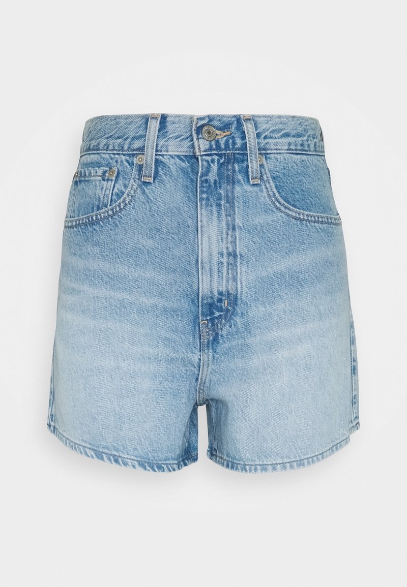 Short en jean bleu clair avec bouton et fermeture éclair à l'avant, passants de ceinture, poches et motif légèrement délavé.