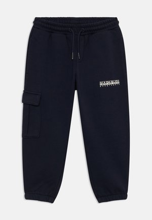 Pantalones jogger azul marino de algodón, con cintura elástica, bolsillo lateral tipo cargo y un logotipo blanco impreso en el muslo izquierdo.