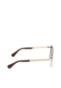 Gafas de sol con montura dorada y brazos de acetato marrón, con lentes degradados y bisagras distintivas. El diseño es elegante con un perfil moderno.