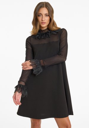Schwarzes Kleid mit langen, durchsichtigen Ärmeln, das Rüschendetails am Kragen und an den Manschetten aufweist und eine lockere, A-Linien-Silhouette hat.